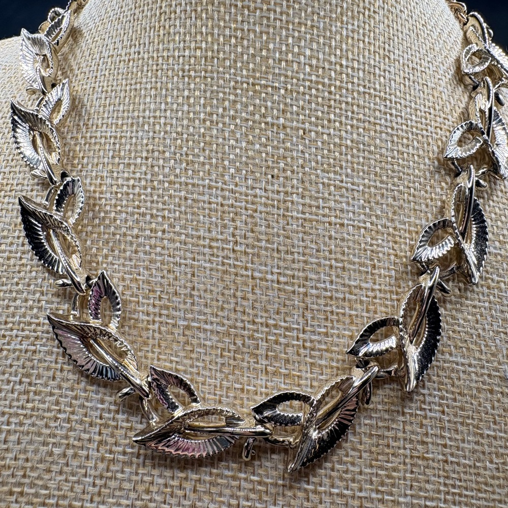 Coro - Vintage Elegant Gold Leaf Necklace